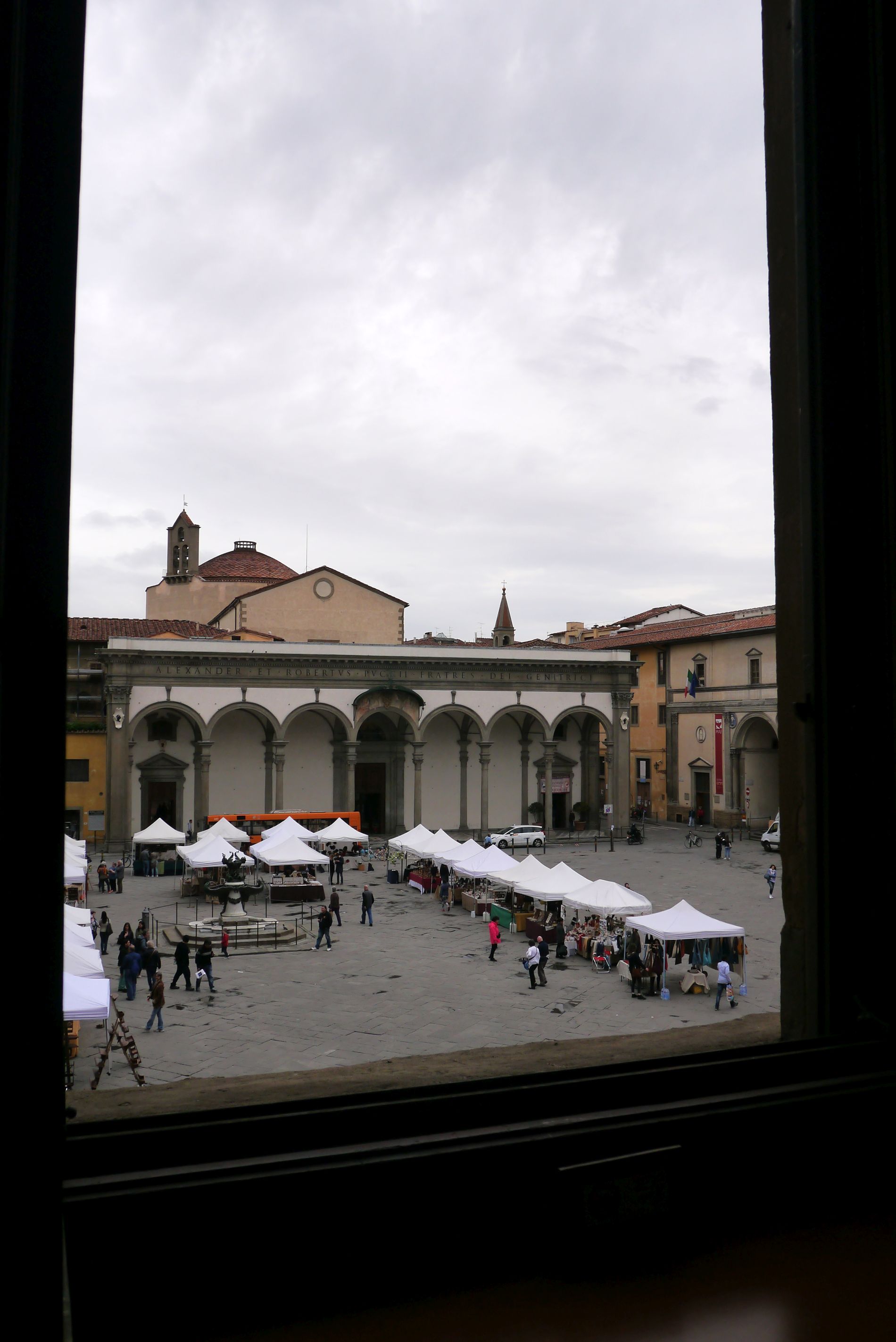 Blick vom Palazzo Grifoni Budini Gatai auf die Piazza della Santissima Annunziata