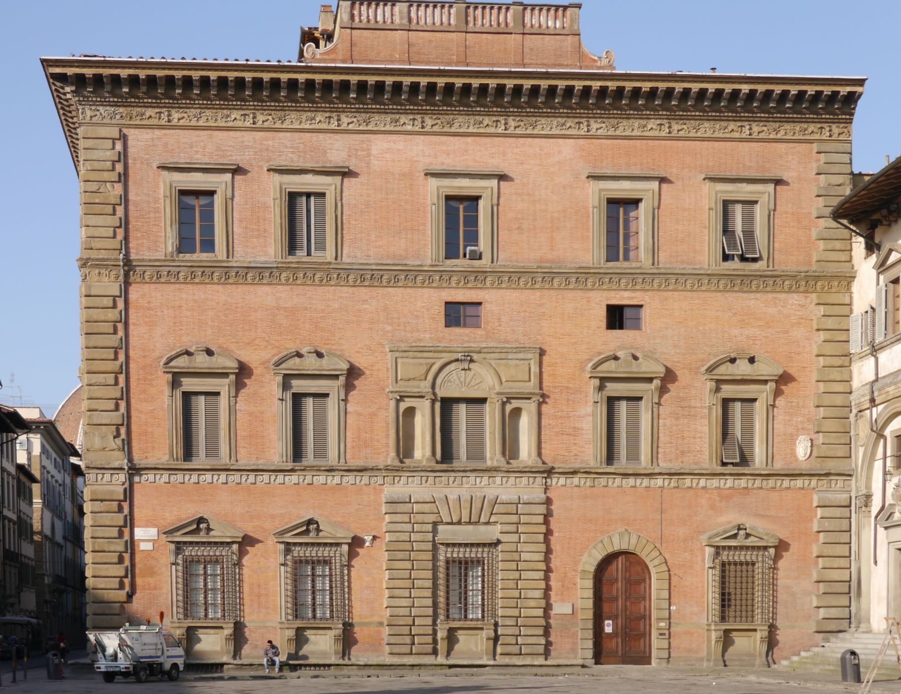 Palazzo Grifoni Budini Gattai von der Piazza della Santissima Annunziata aus gesehen