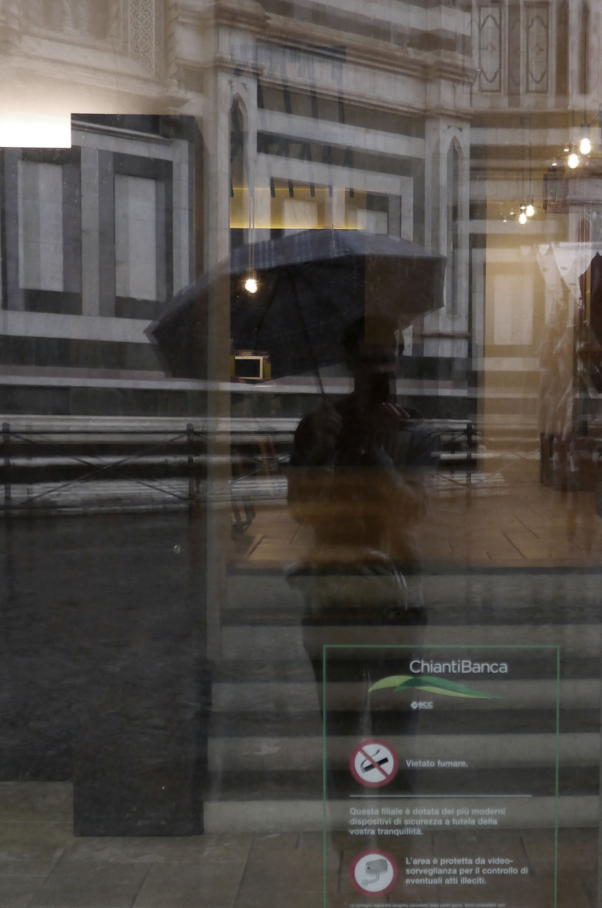 Mit Regenschirm am Dom