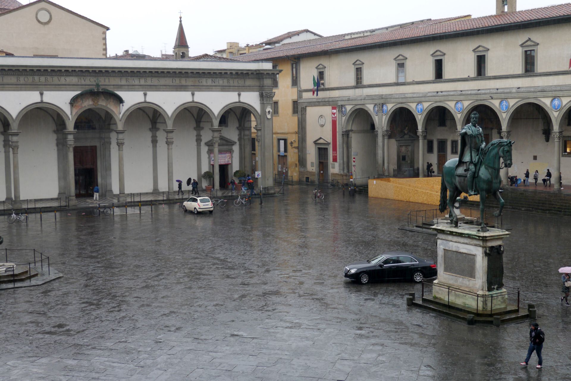 Piazza della Santissima Annunziata im Regen