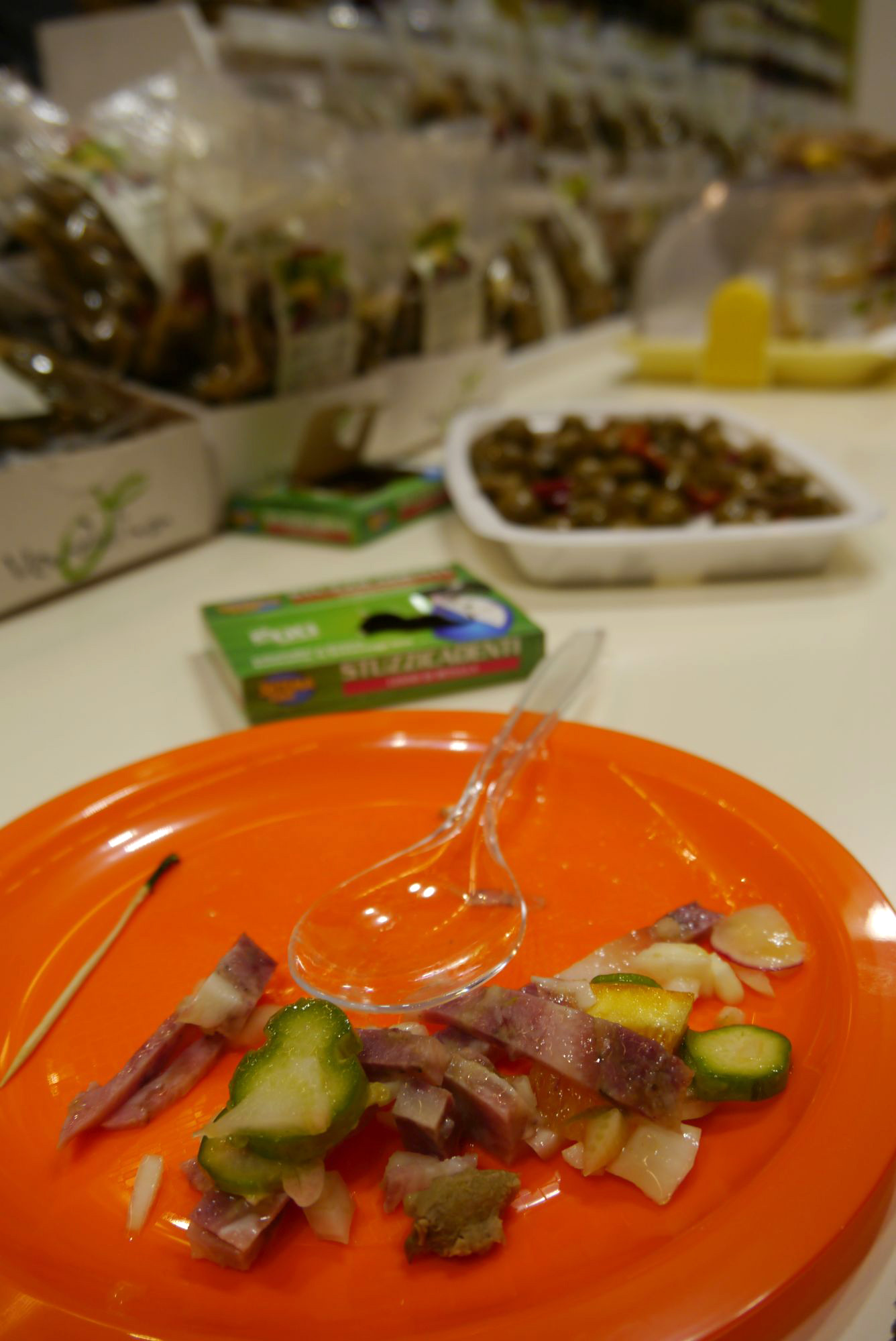 Salat mit Fenchel, Orange, Wurst