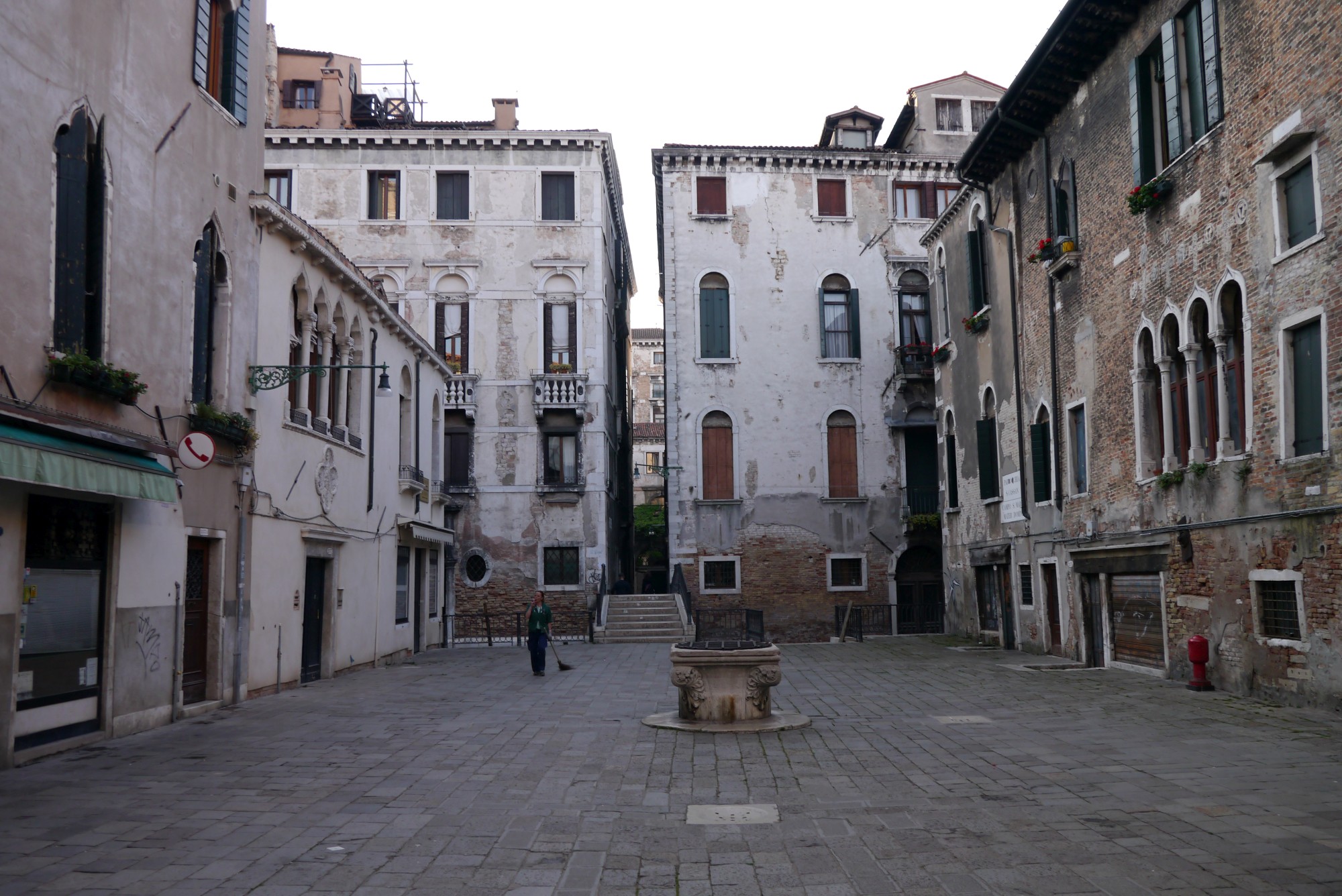 Leere Plätze am Morgen in Venedig