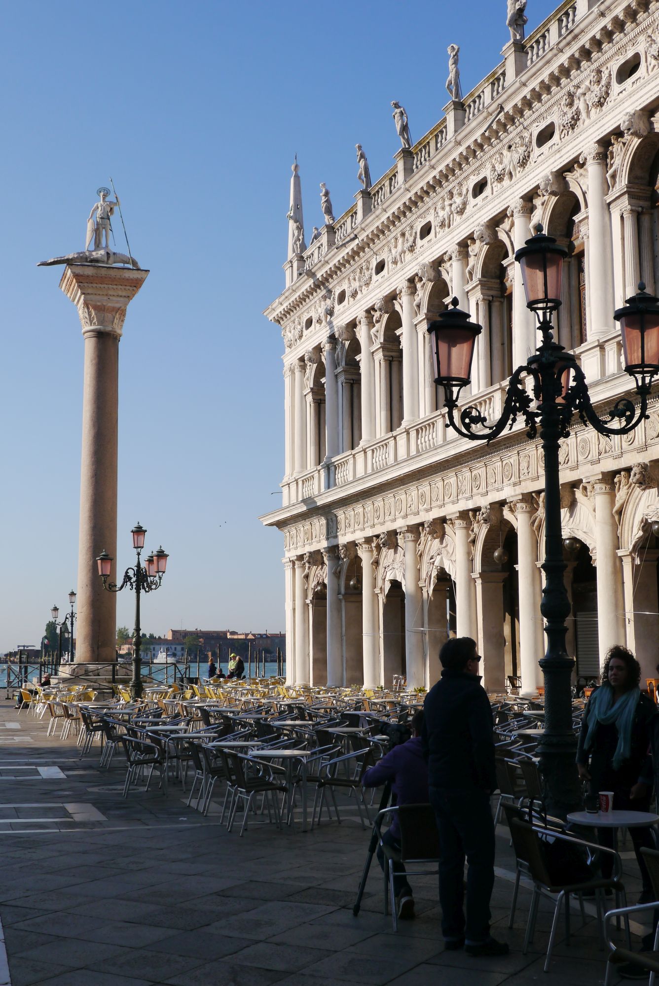 Leere Tische am Markusplatz in Venedig am Morgen
