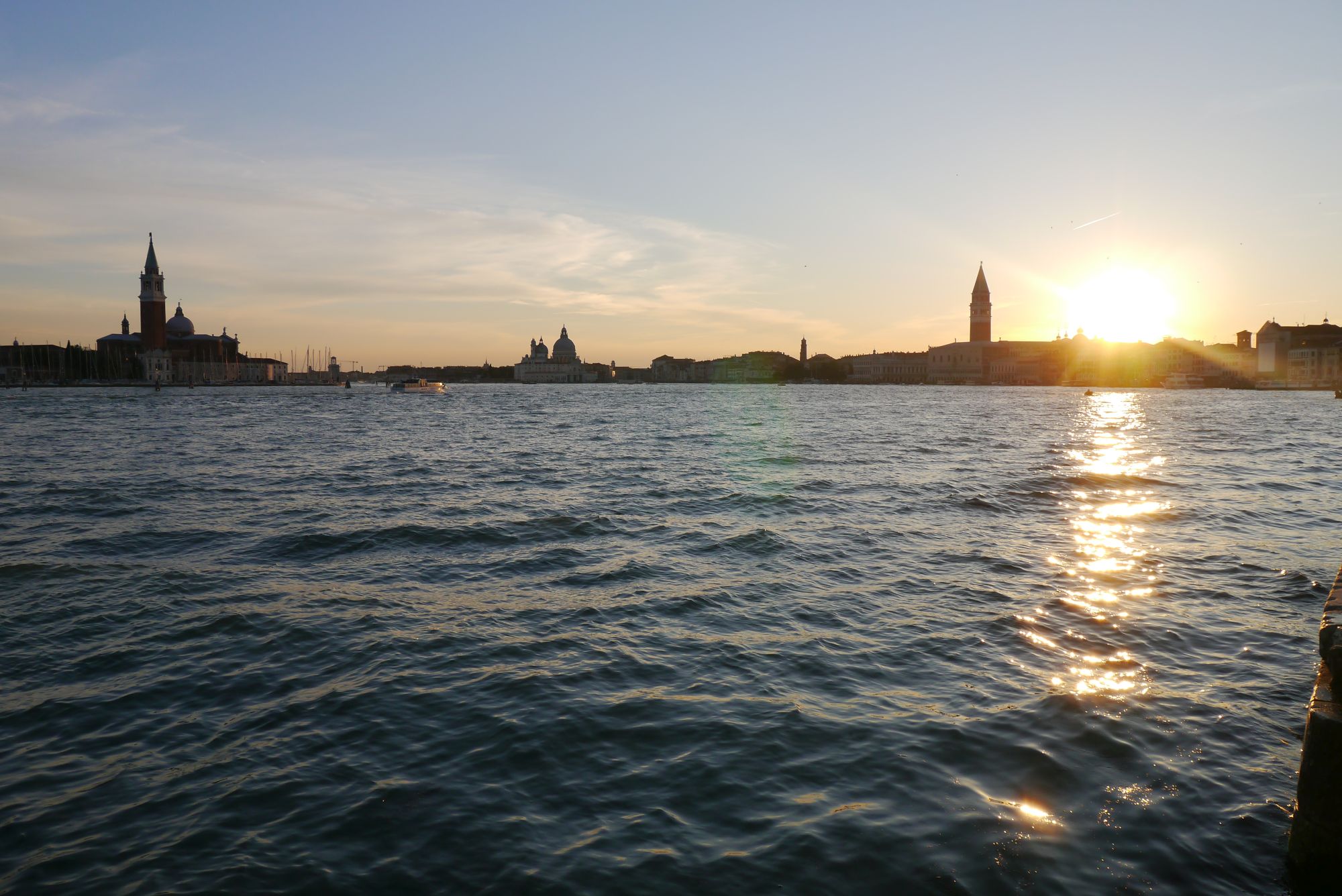 Sonnenuntergang am Riva dei Sette Martiri in Venedig
