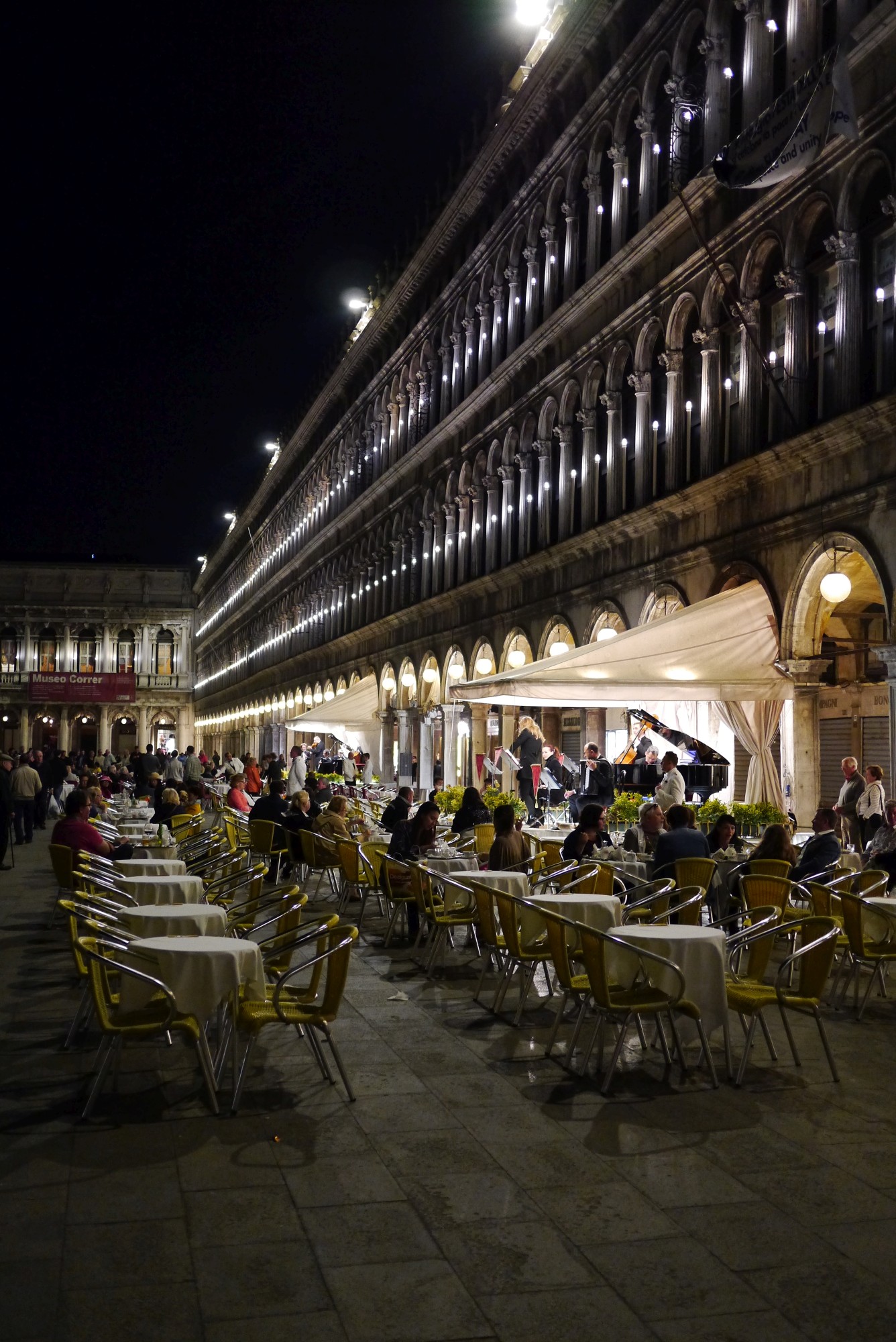 Markusplatz in Venedig mit Live-Musik am Abend