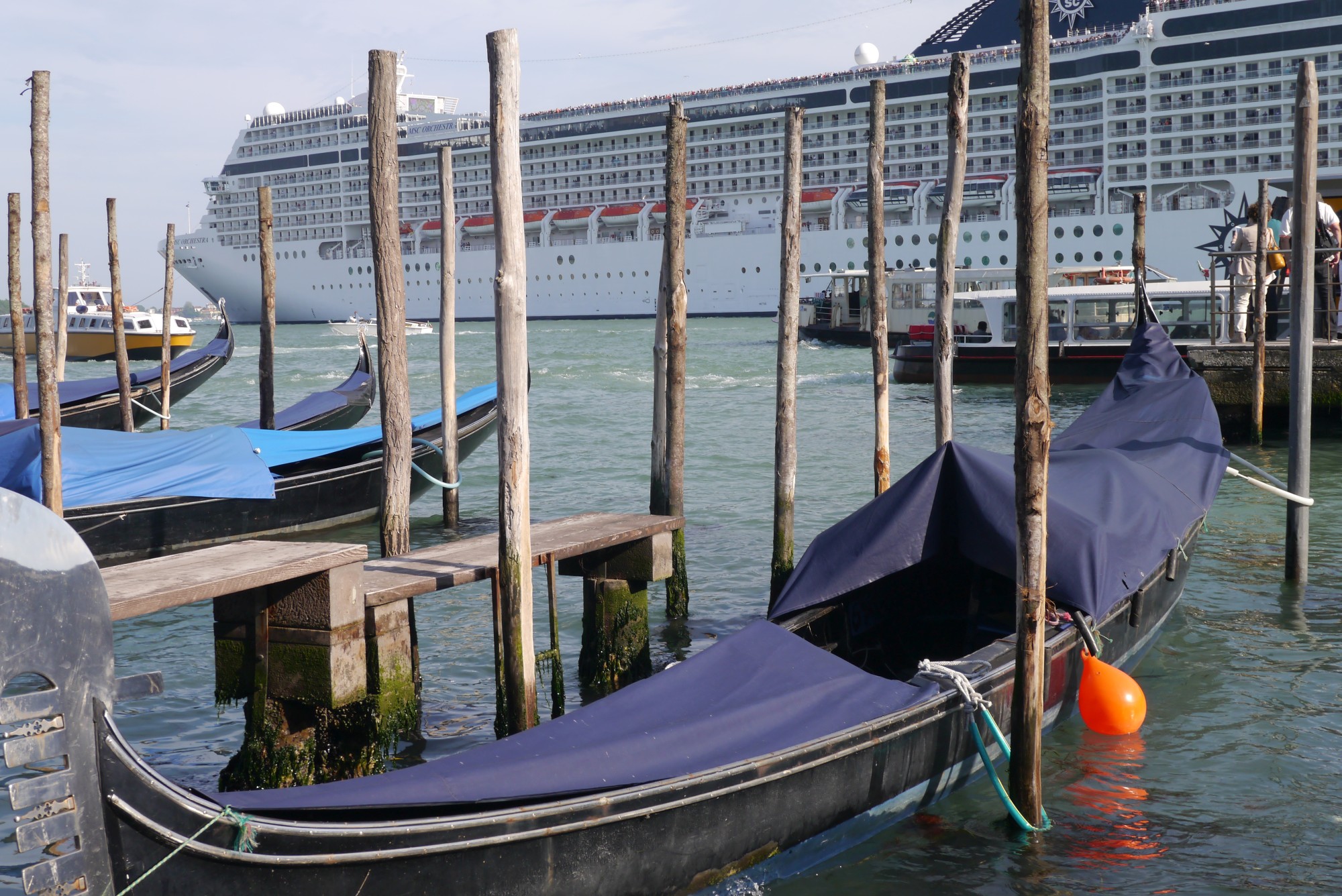 Kreuzfahrtschiff in Venedig