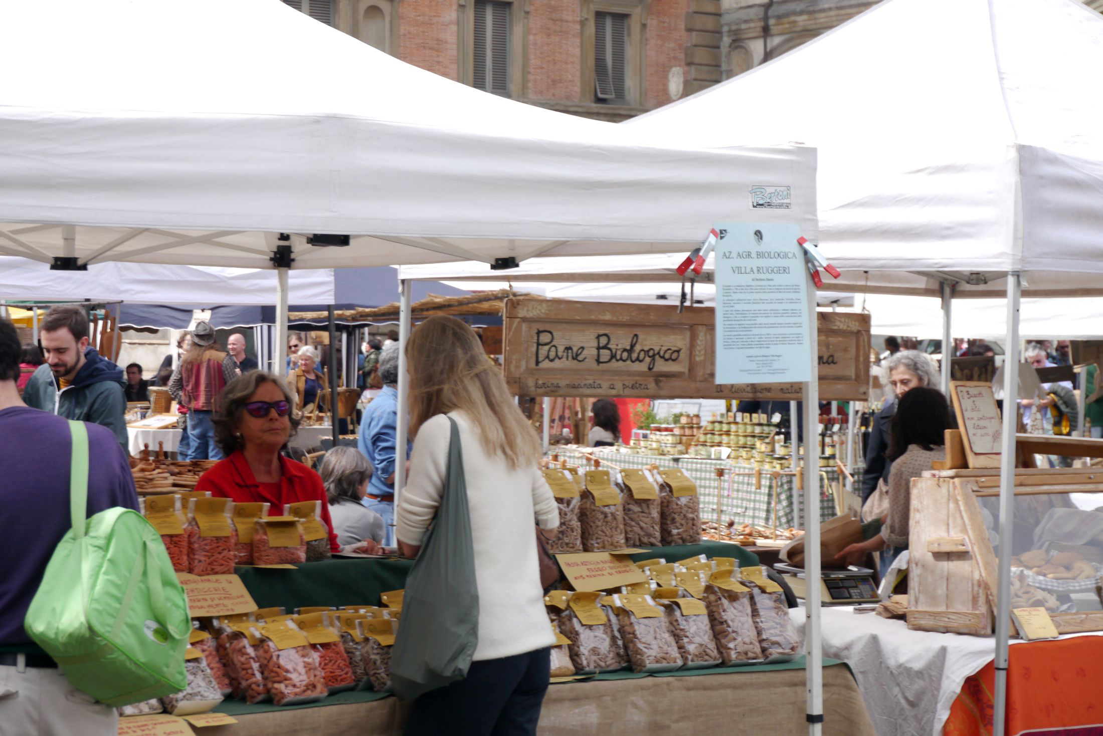 Biomarkt auf der Piazza Santissima Annunziata