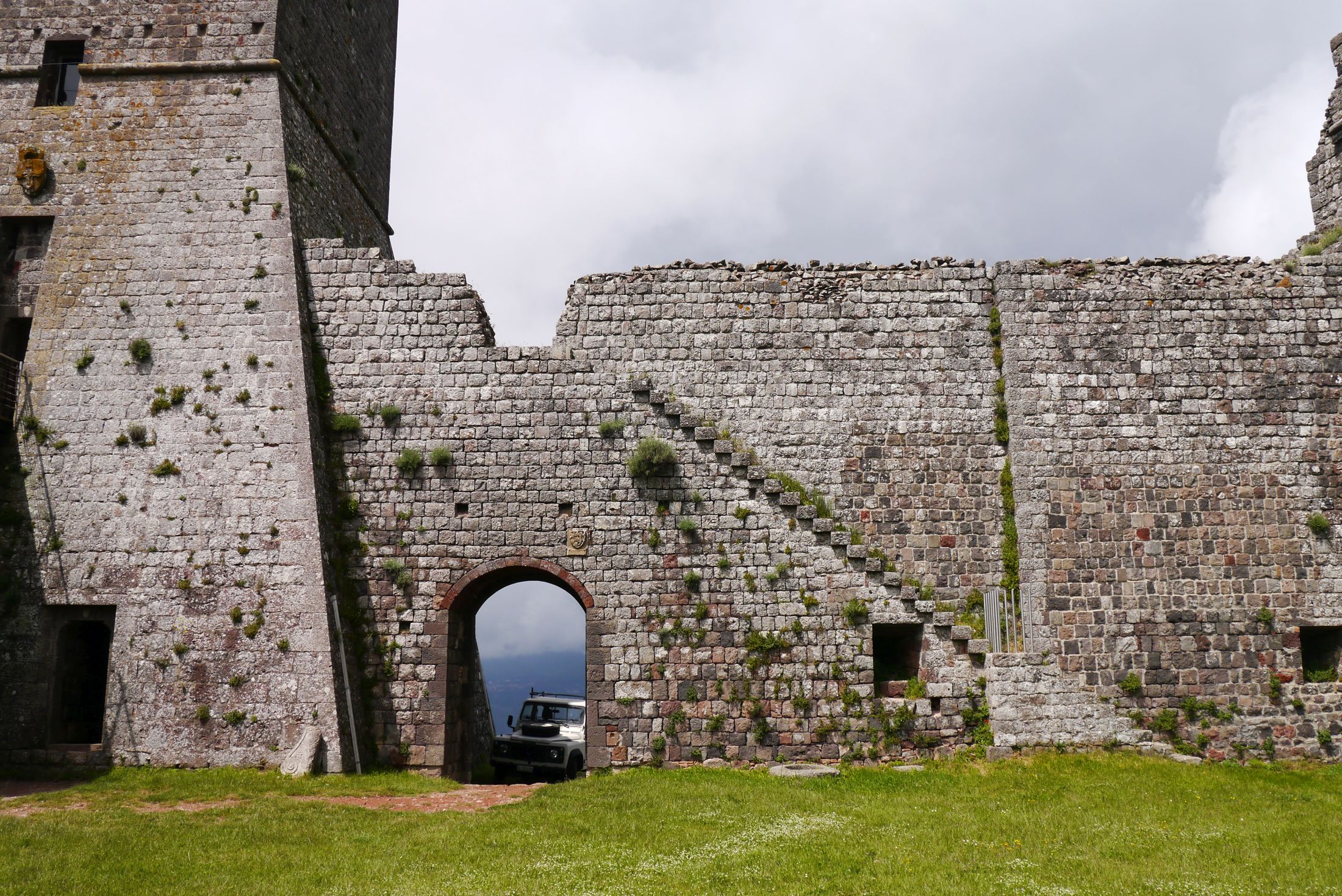 Mauern der Burg Radicofani