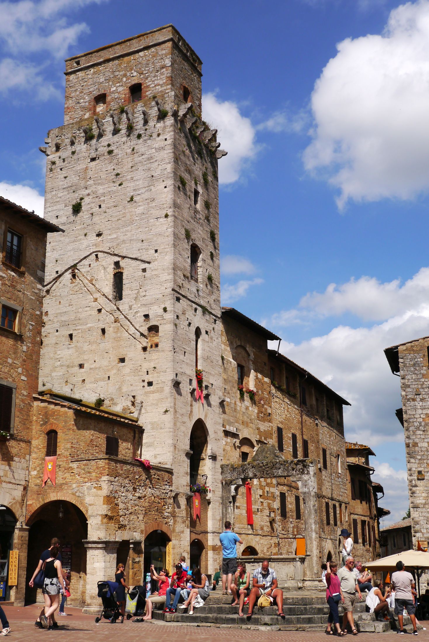 Piazza della Cisterna in San Gimignano
