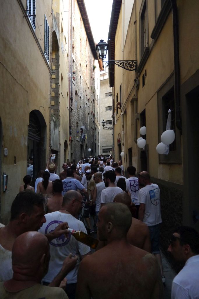 24.6.: Wir im Siegeszug der Gewinner des Calcio Storico (gewonnen haben die "Weißen" von Santo Spirito)