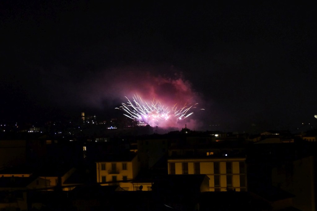 24.6.: Feuerwerk anlässlich des Feiertags zu Ehren des Stadtpatrons Johannes der Täufer von der Terrasse meiner Chefin aus