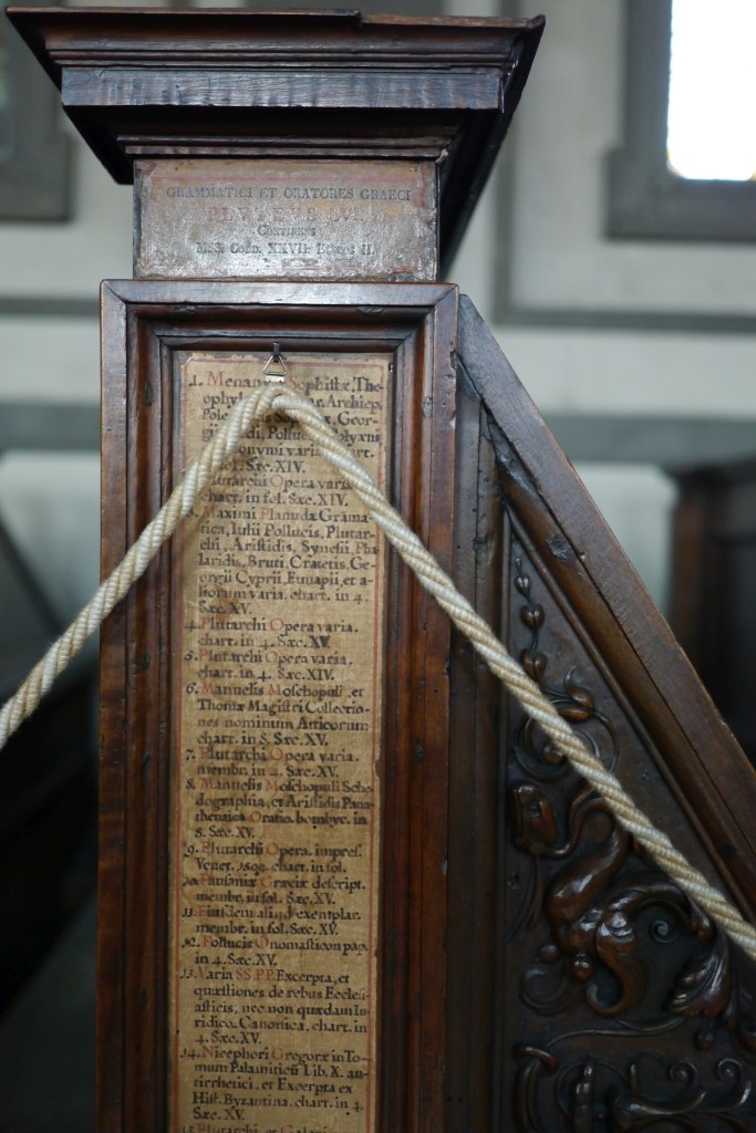 25.9.: Biblioteca Medicea Laurenziana, Lesesaal, Wange einer Sitzbank