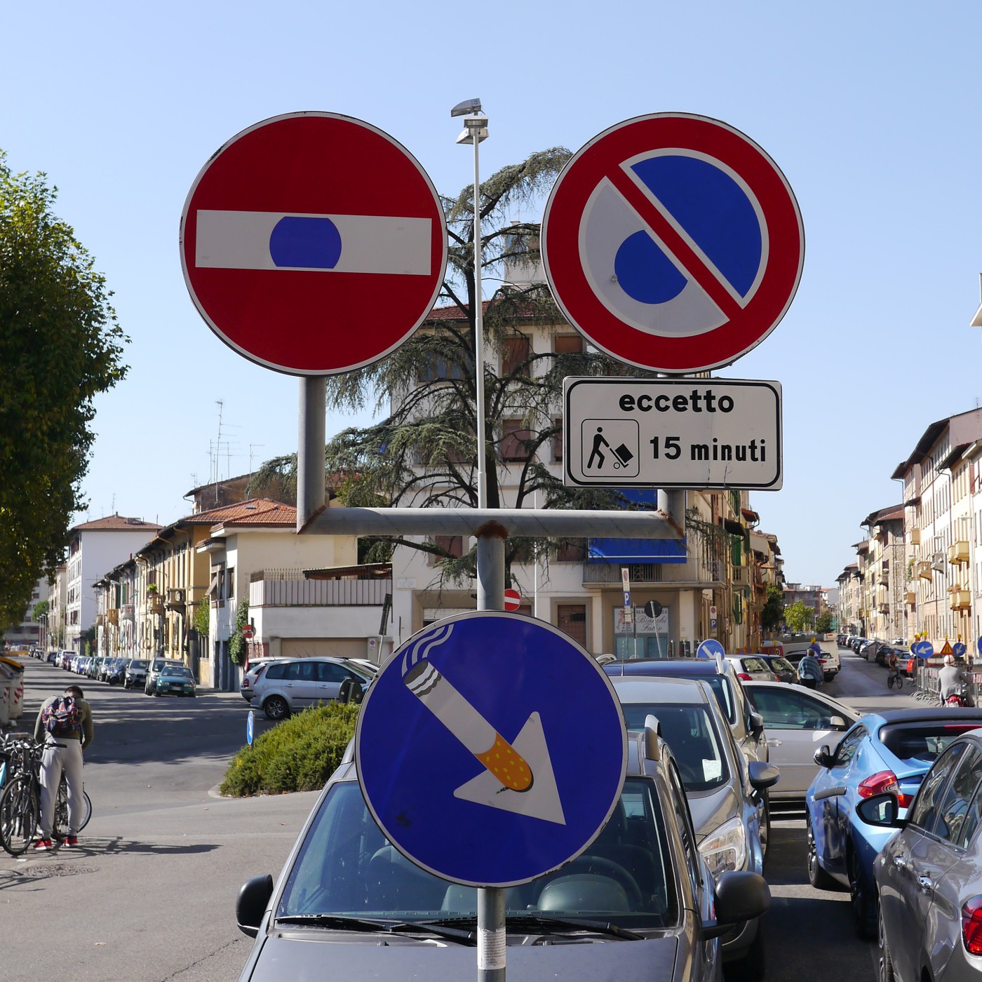 Von Clet modifizierte Straßenschilder