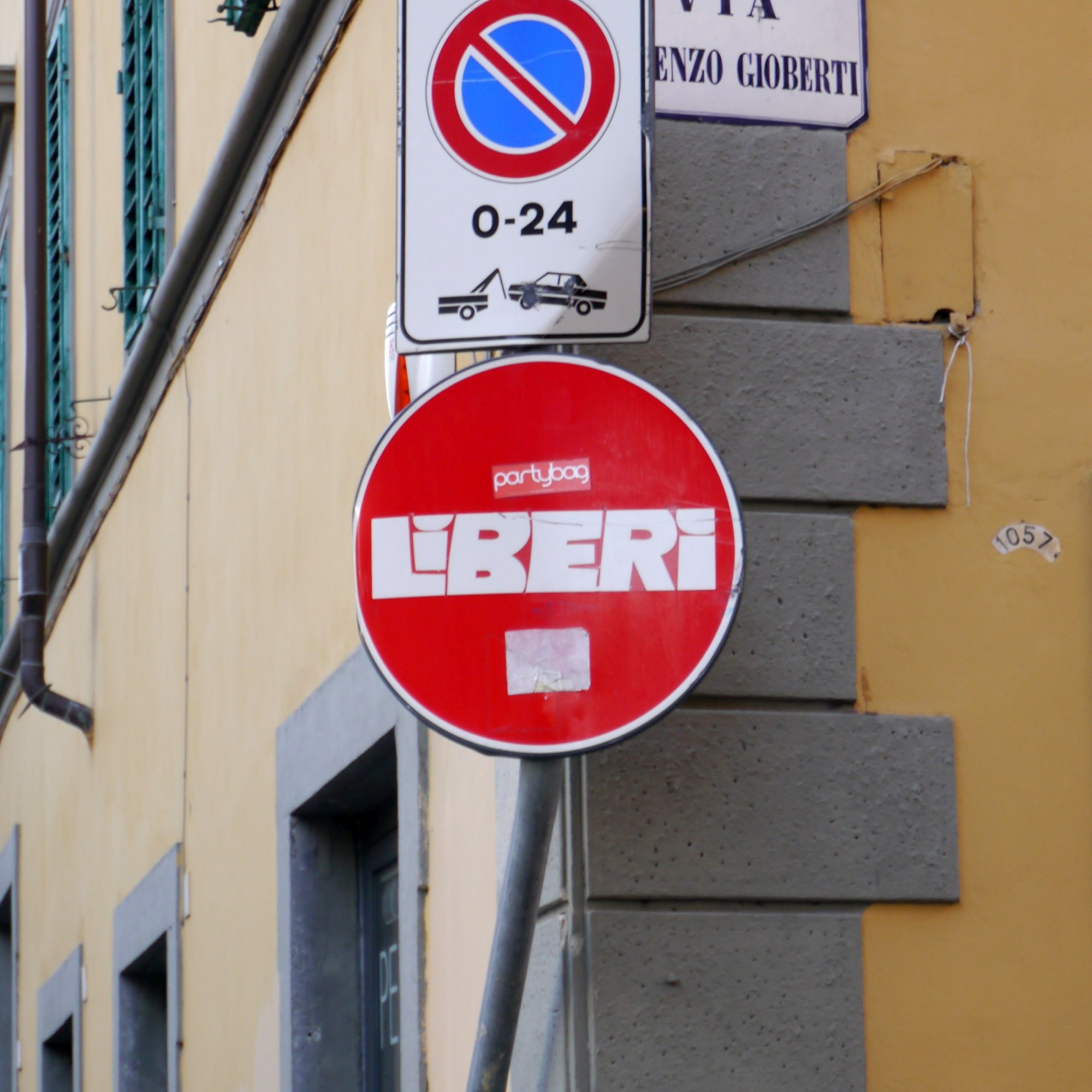 Straßenschild von Clet