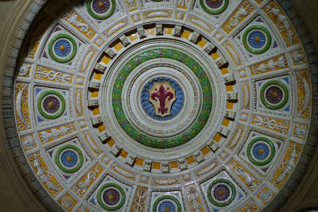 Majolika-Kuppel im Vorraum der Hauptpost