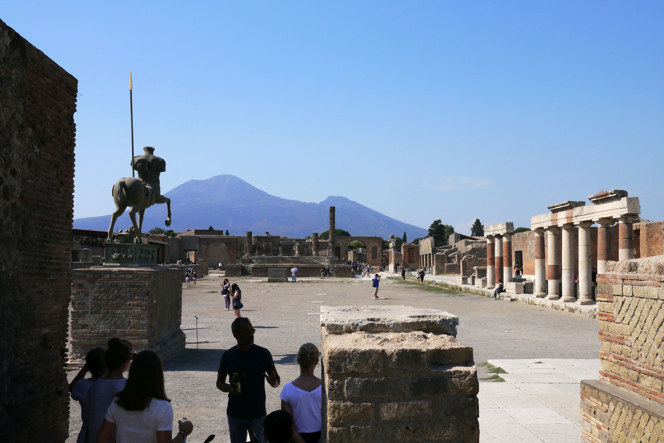 Forum in Pompeji mit Vesuv