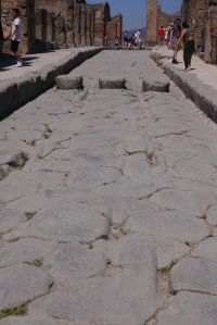 Straße mit Wagenspuren und Trittsteinen in Pompeji