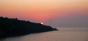 Die Sonne geht hinter Capri unter...