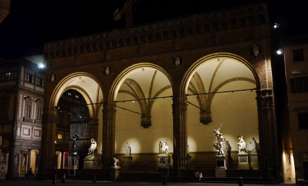 Loggia dei Lanzi an der Piazza dei Signoria am Abend