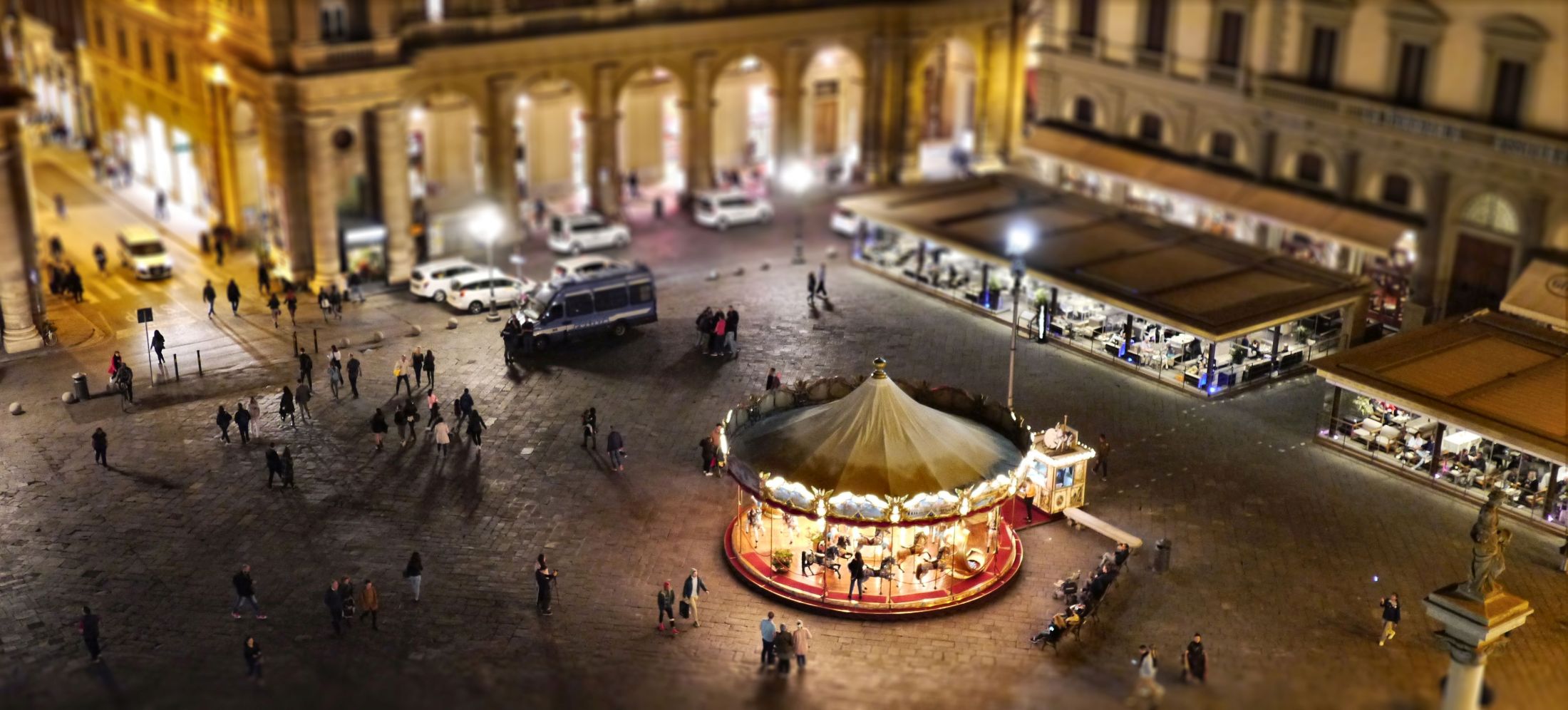 Piazza della Repubblica am Abend mit Karussell