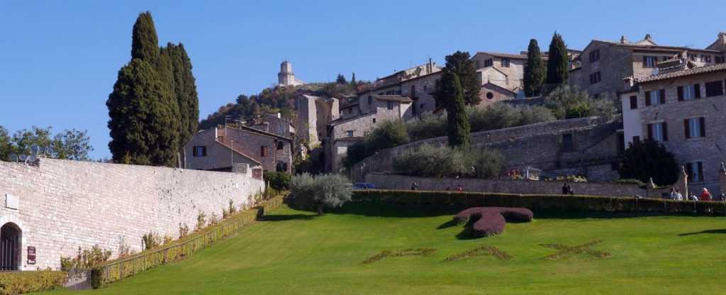 Blick von der Terrasse der Kirche San Francesco auf die Stadt Assisi mit der Burg Rocca Maggiore