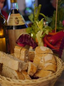 Brot, Gemüse und ein Fiasco Chianti