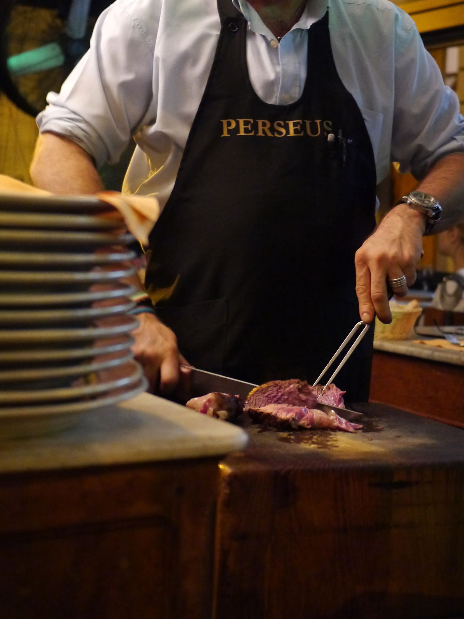 Aufschneiden des Bistecca alla fiorentina