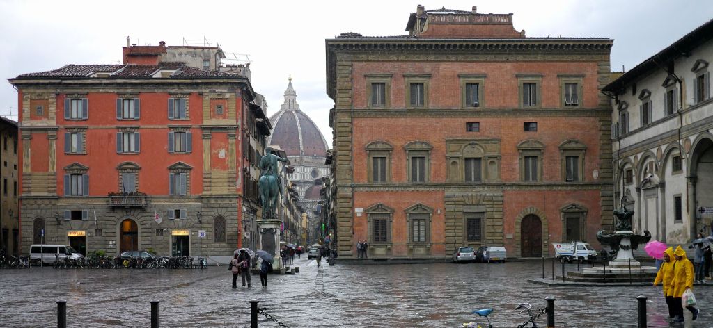 Piazza della Santissima Annunziata mit Reiterstandbild Ferdinando I. und Palazzo Grifoni Budini Gatai