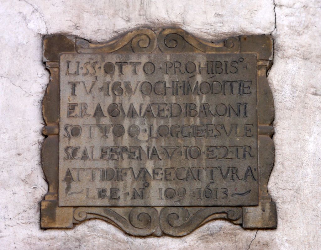 Inschrifttafel der Signori Otto in der Loggia an der Piazza della Santissima Annunziata von 1613