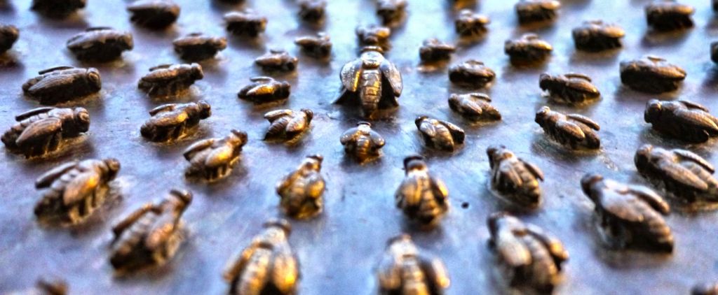 Bienen auf der Bronzetafel der Reiterstatuette von Ferdinando I.