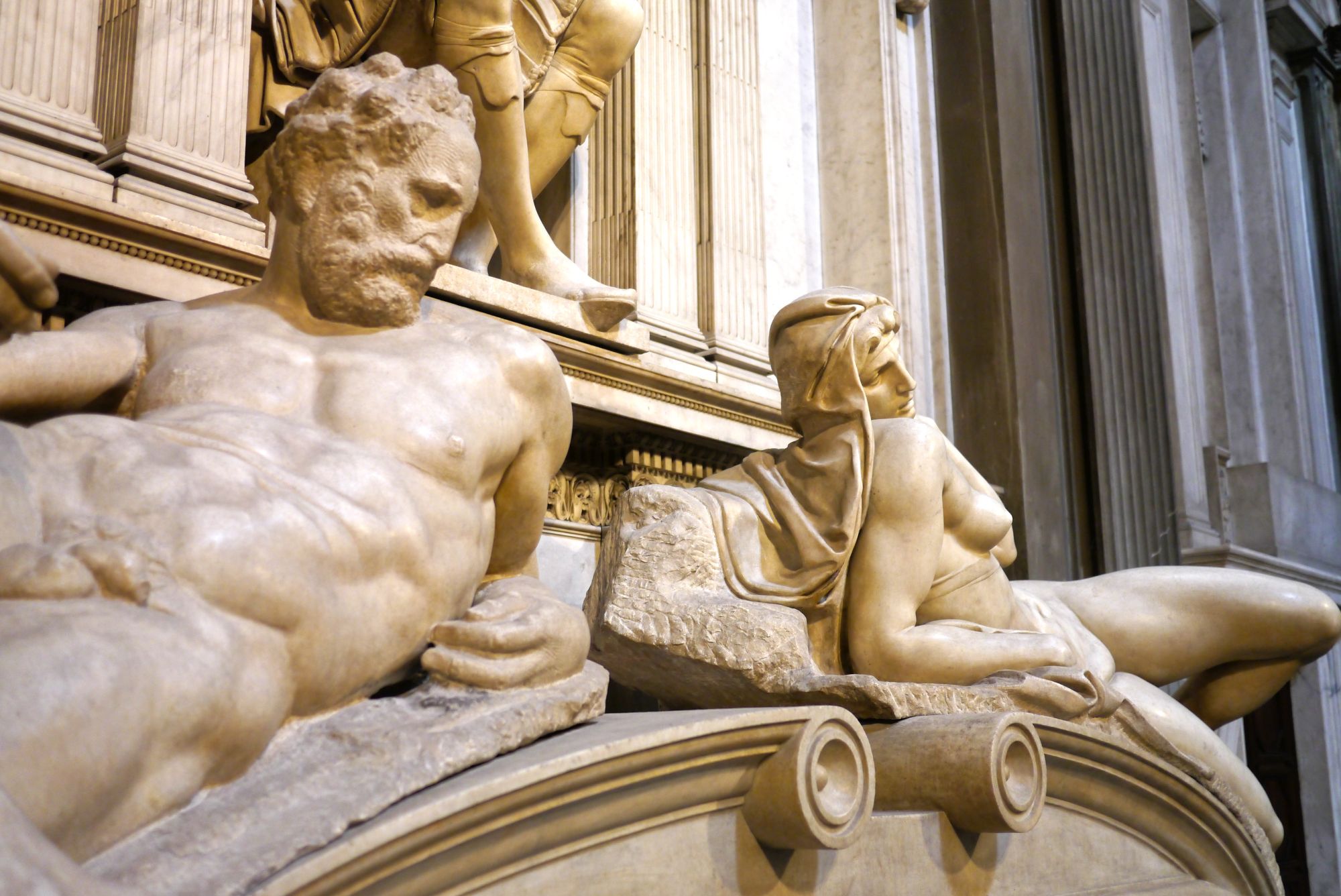 Liegefiguren des Grabmals von Lorenzo di Piero de' Medici von Michelangelo in der Grabkapelle der Medici