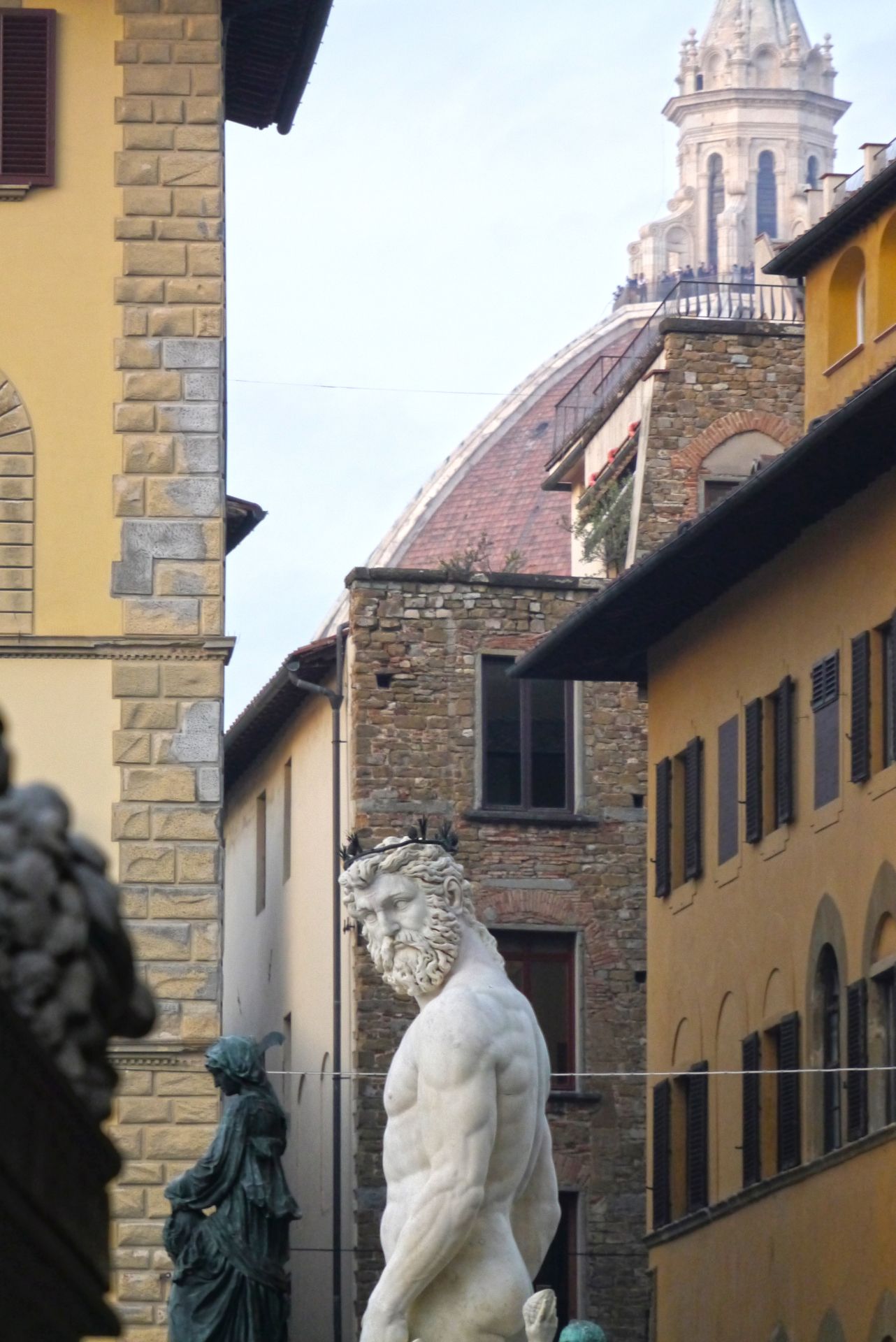 "Neptun" vom gleichnamigen Brunnen von Bartolomeo Ammannati auf der Piazza della Signoria und Domkuppel