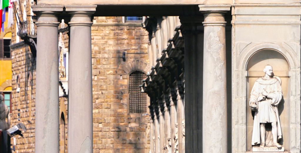 Statue "Pier Capponi" an den Uffizien in Florenz