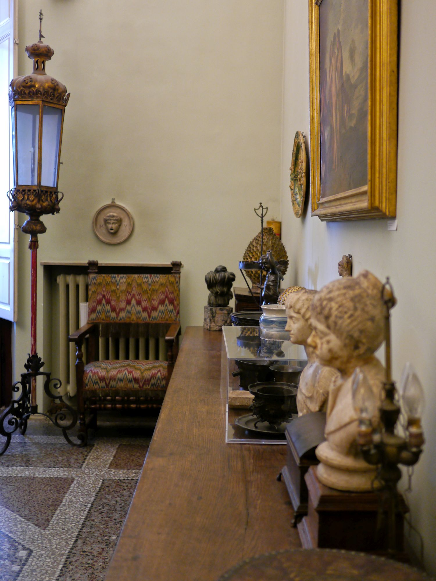 "Sala della Natività" (benannt nach einem Gemälde) mit diversen Objekten aus verschiedenen Epochen im Museum Casa Rodolfo Siviero