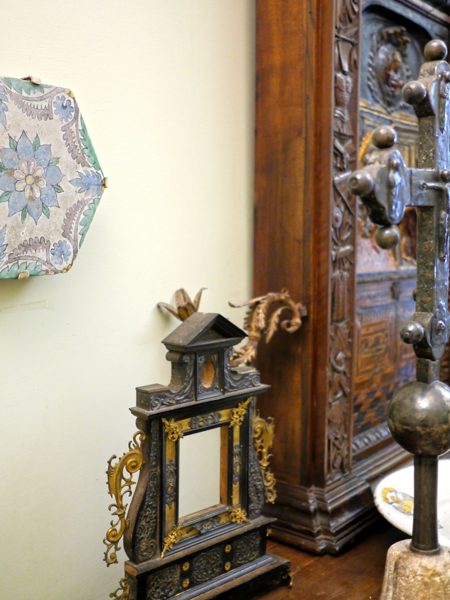 "Sala della Natività" im Museum Casa Rodolfo Siviero mit Relief, Kirchengerät und Keramik