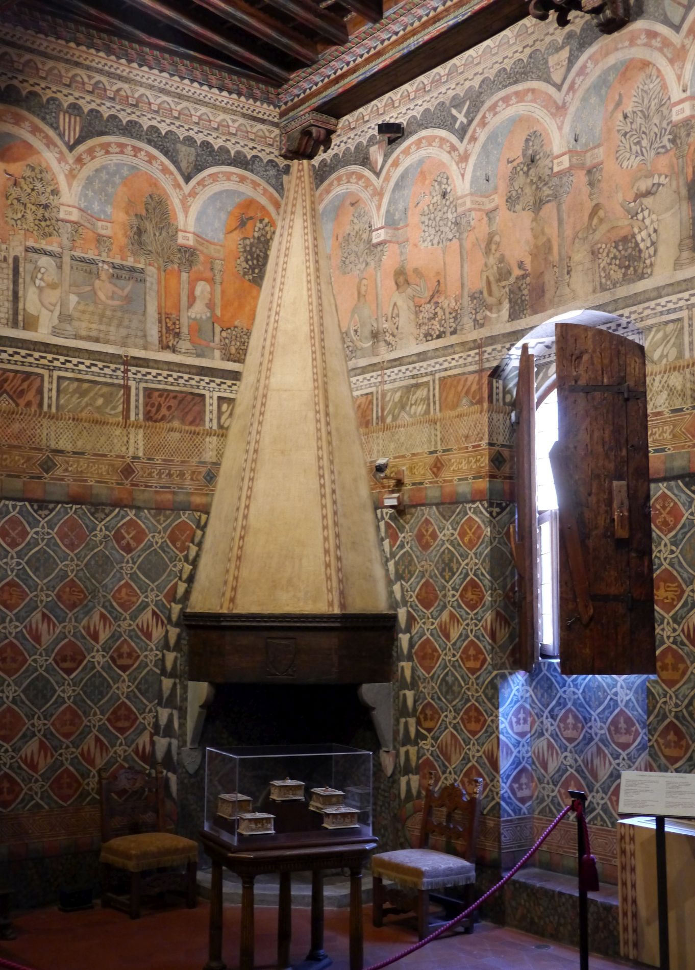 Schlafgemach der Hausherrin im Palazzo Davanzati mit Fresko mit der Legende der Schlossherrin von Vergi