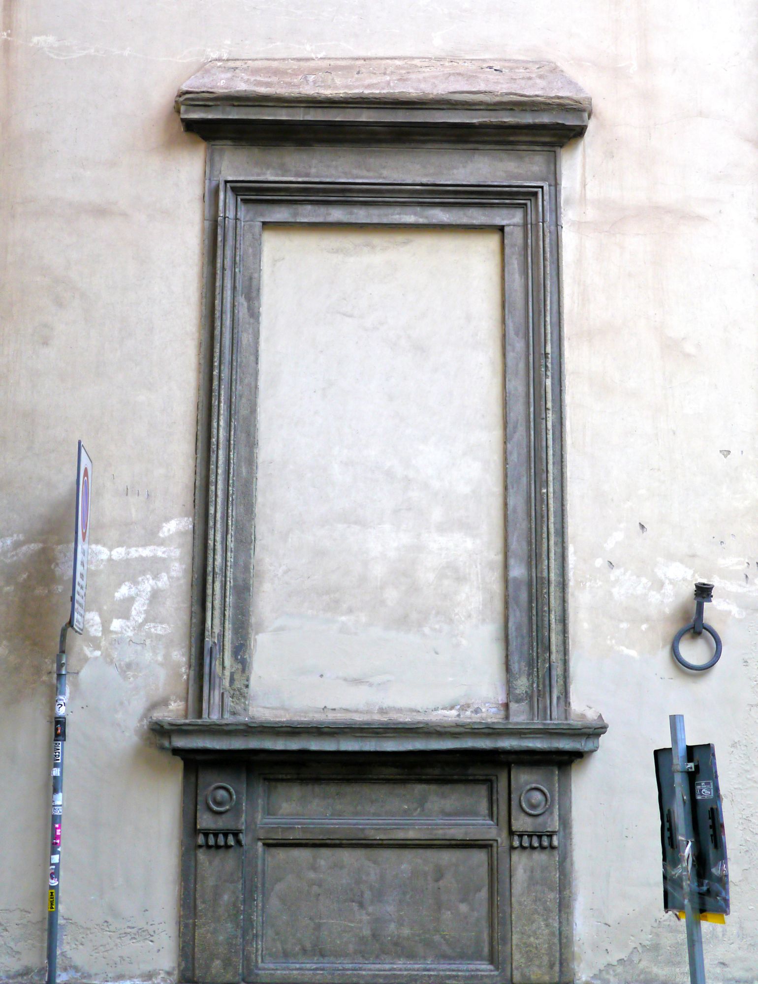 Vermauertes Fenster des Palazzo Pucci