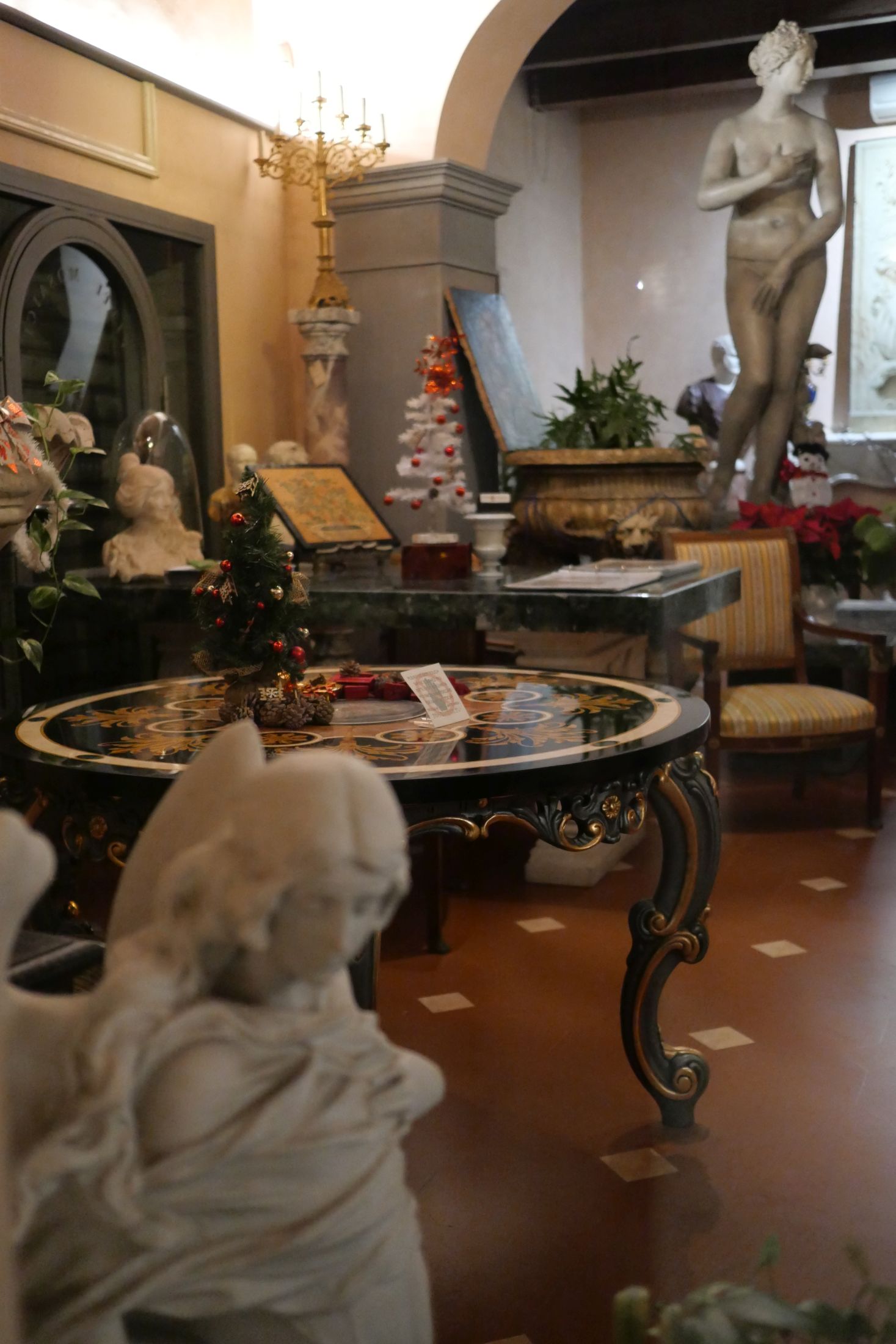 Weihnachtsschmuck in einem Florentiner Antiquitätengeschäft