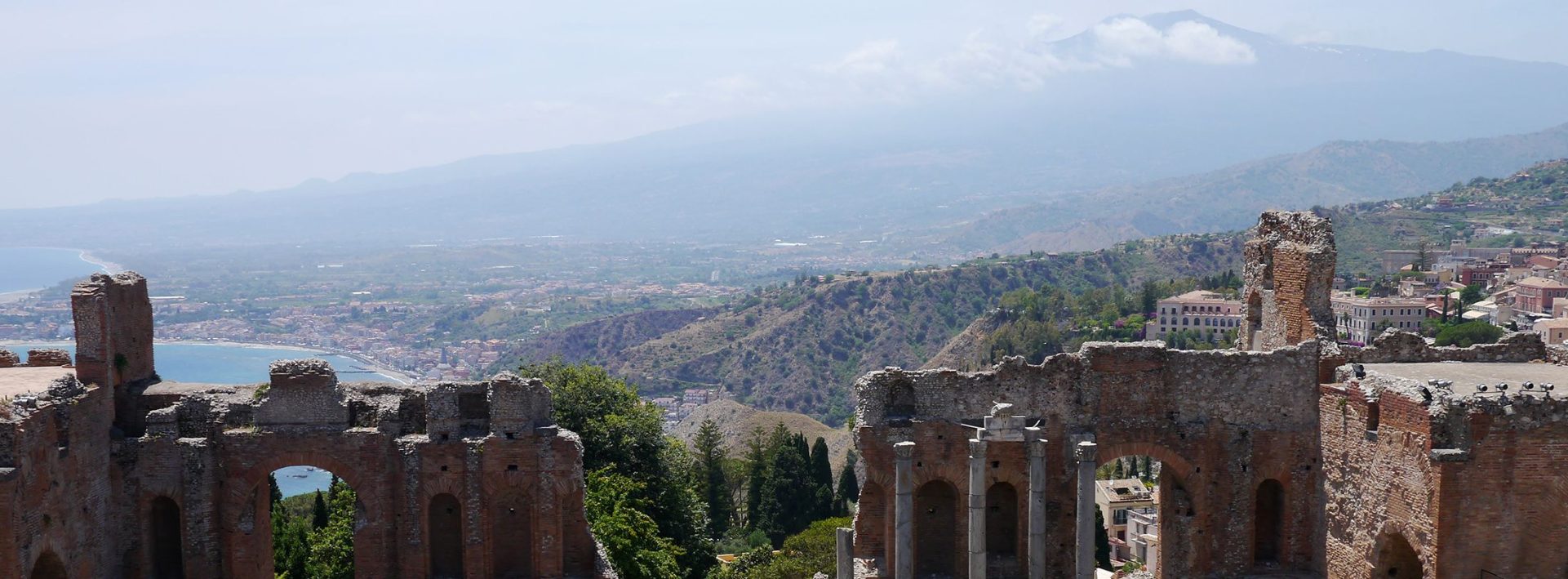 Blick vom Theater in Taormina zum Ätna