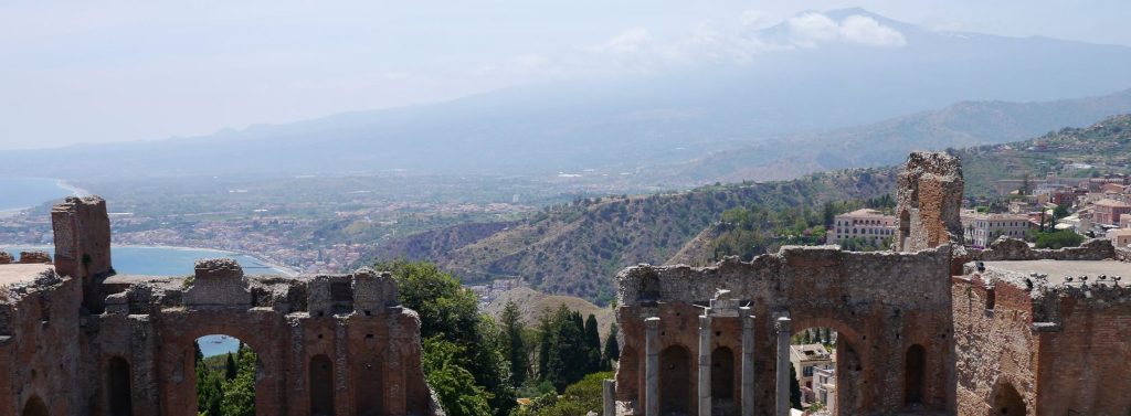 Blick vom Theater in Taormina zum Ätna