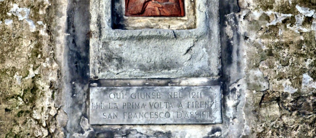 Denkmal für Franziskus von Assisi in der Via de‘ Bardi 16, Inschrift