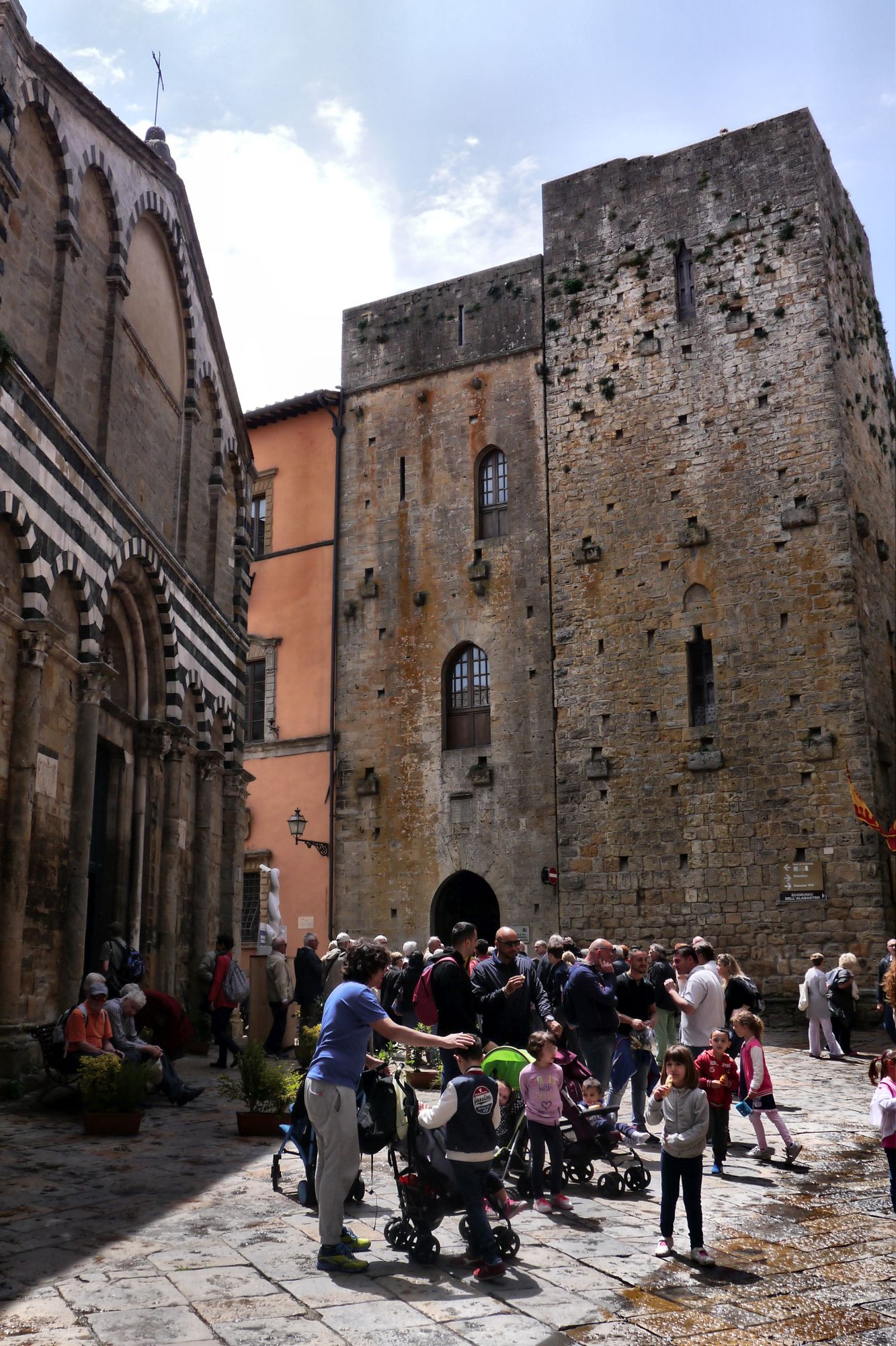 Reste von Geschlechtertürmen in Volterra