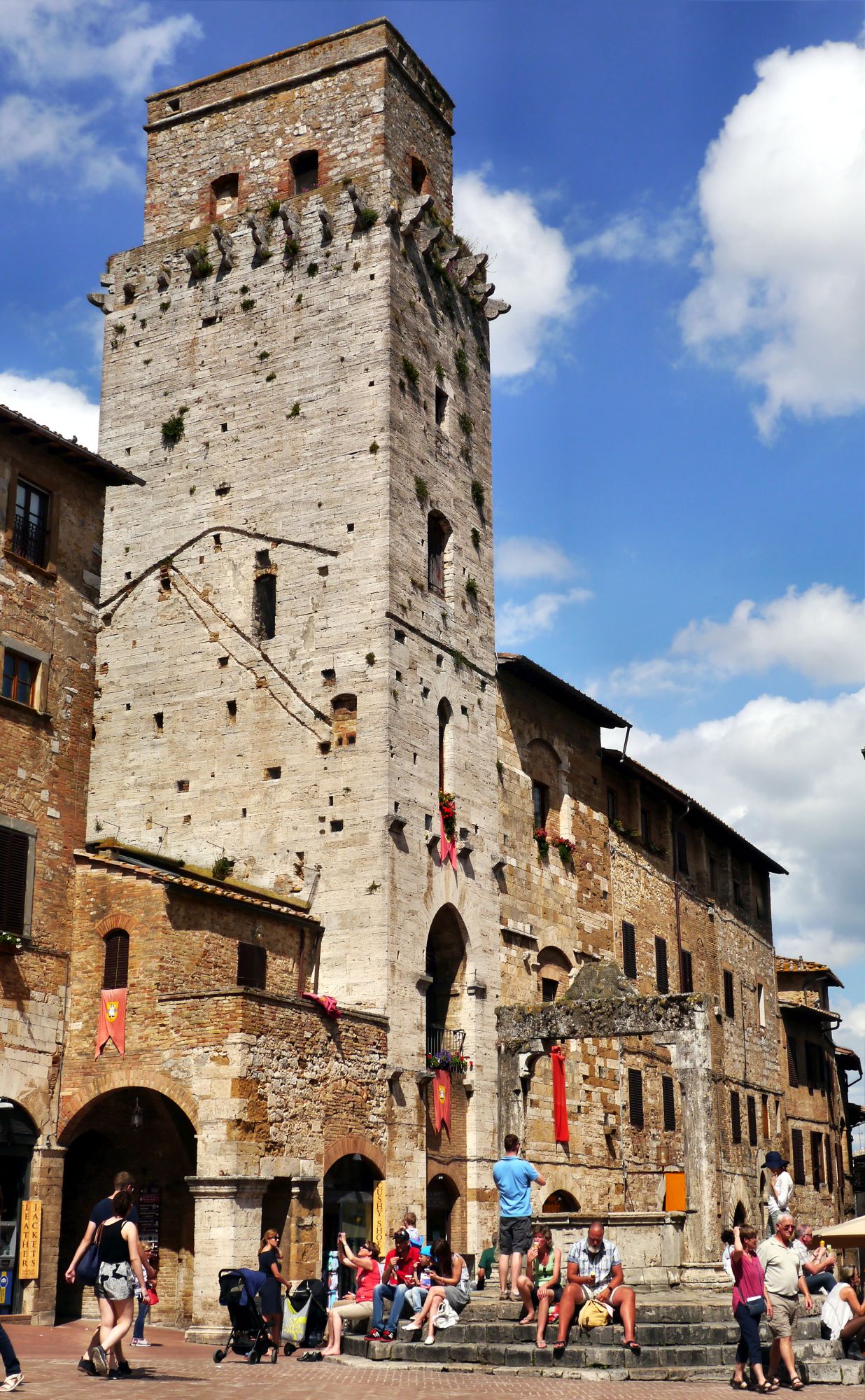 Geschlechterturm an der Piazza della Cisterna in San Gimignano