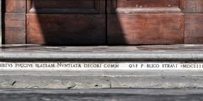 Inschrift des Roberto Pucci an der Basilica della Santissima Annunziata