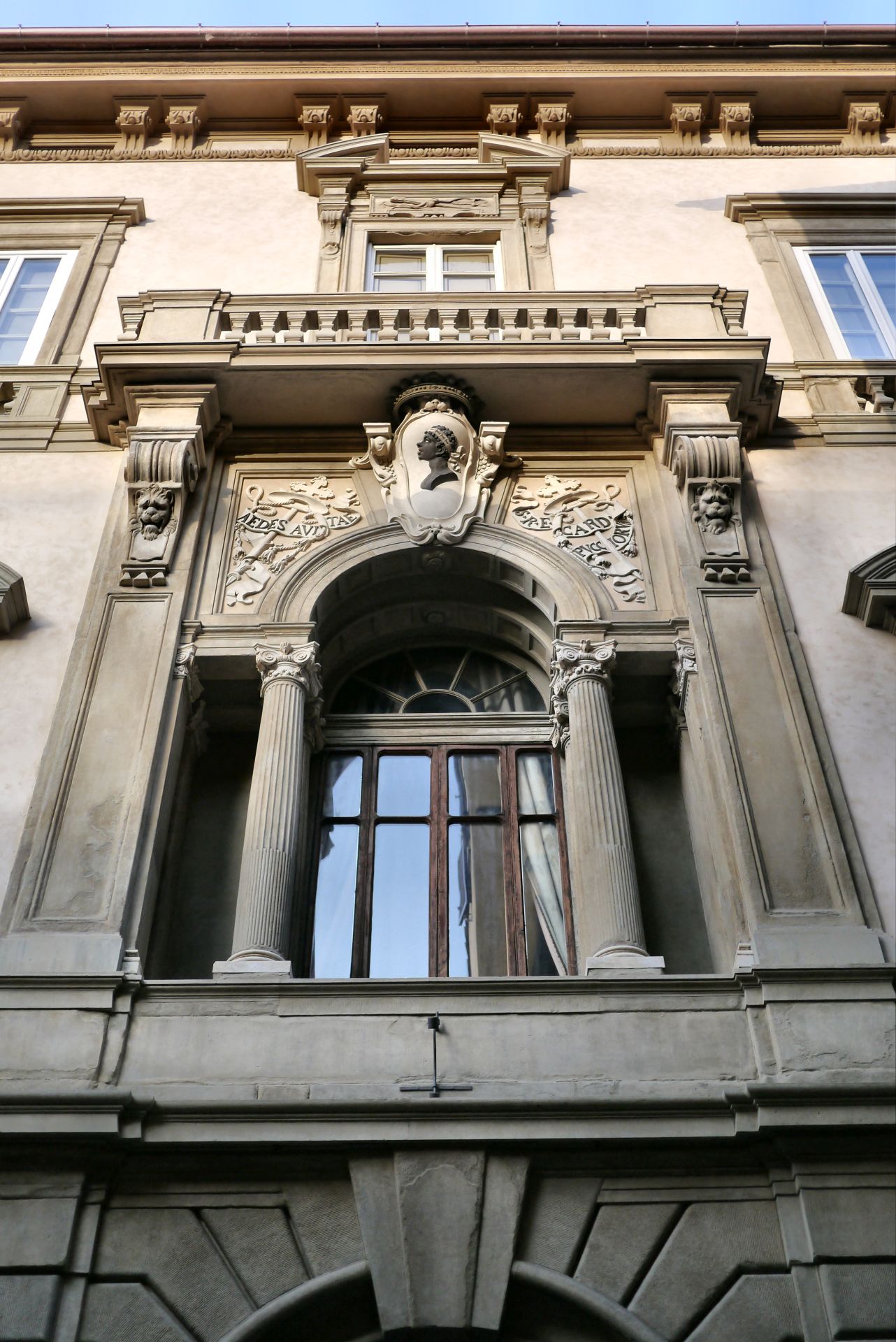 Pucci-Wappen oberhalb des Eingangs zum Palazzo Pucci