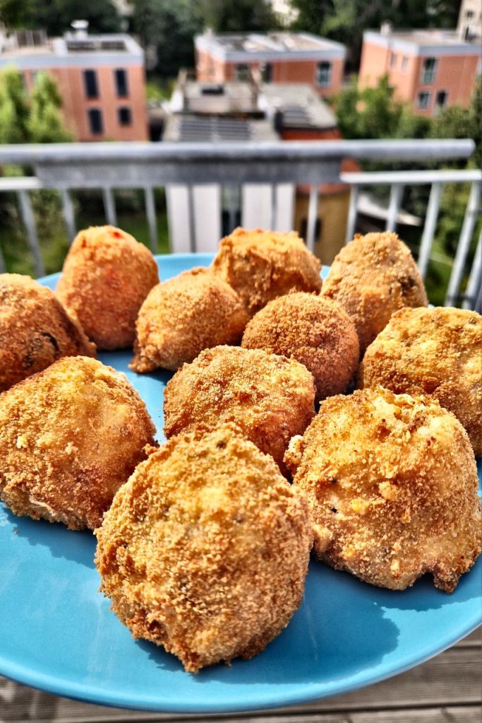 Arancini auf einem Teller