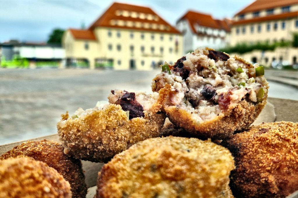 Arancino mit schwarzen Oliven und Lauchzwiebeln