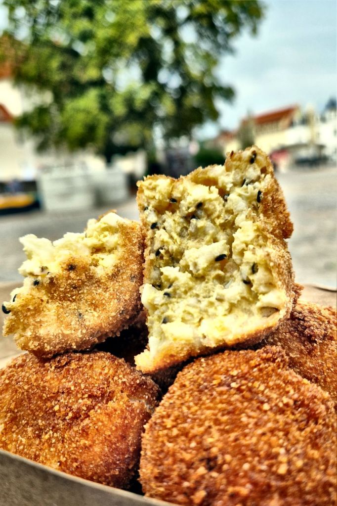 Arancino mit Ei in Senfsauce und schwarzem Sesam