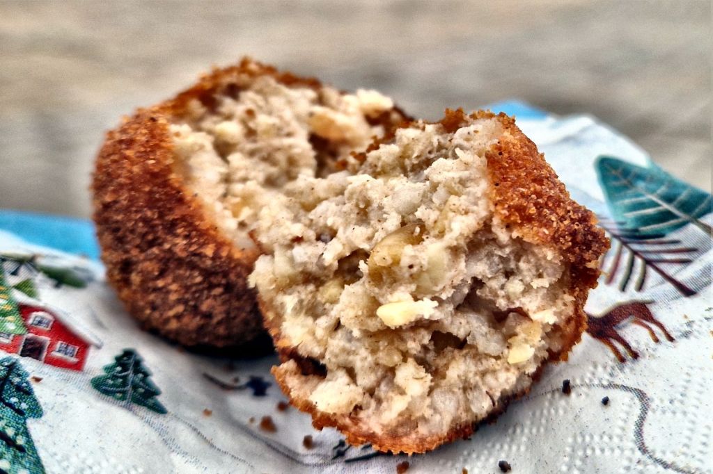 Süßer Arancino mit Nüssen, Honig und Zimt