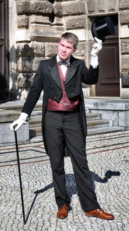 Person im historischen Gewand vor der Dresdner Semperoper